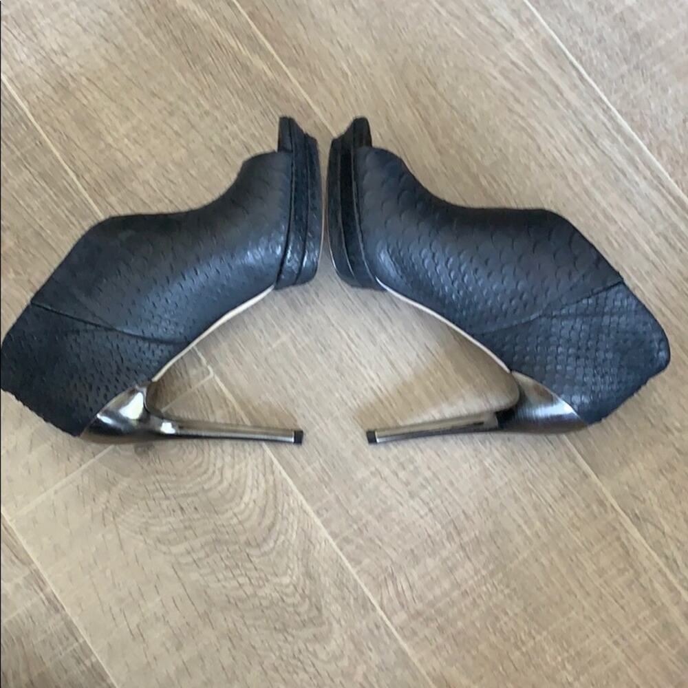 BCBG MAXAZRIA Women's Black Glazed Python Peep To… - image 8